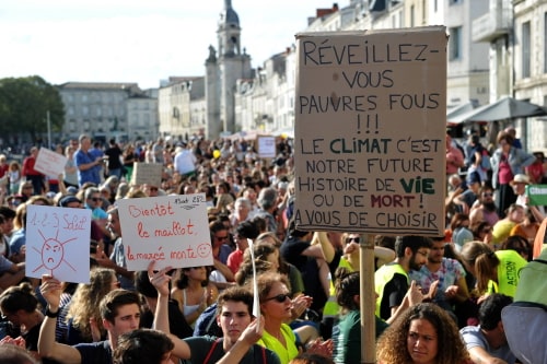 Manifestation pour le climat sur le Vieux-Port de La Rochelle